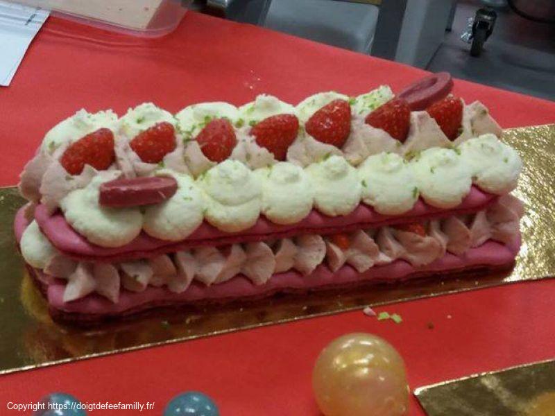 Buche macaron inspiration fraise/inspiration yuzu